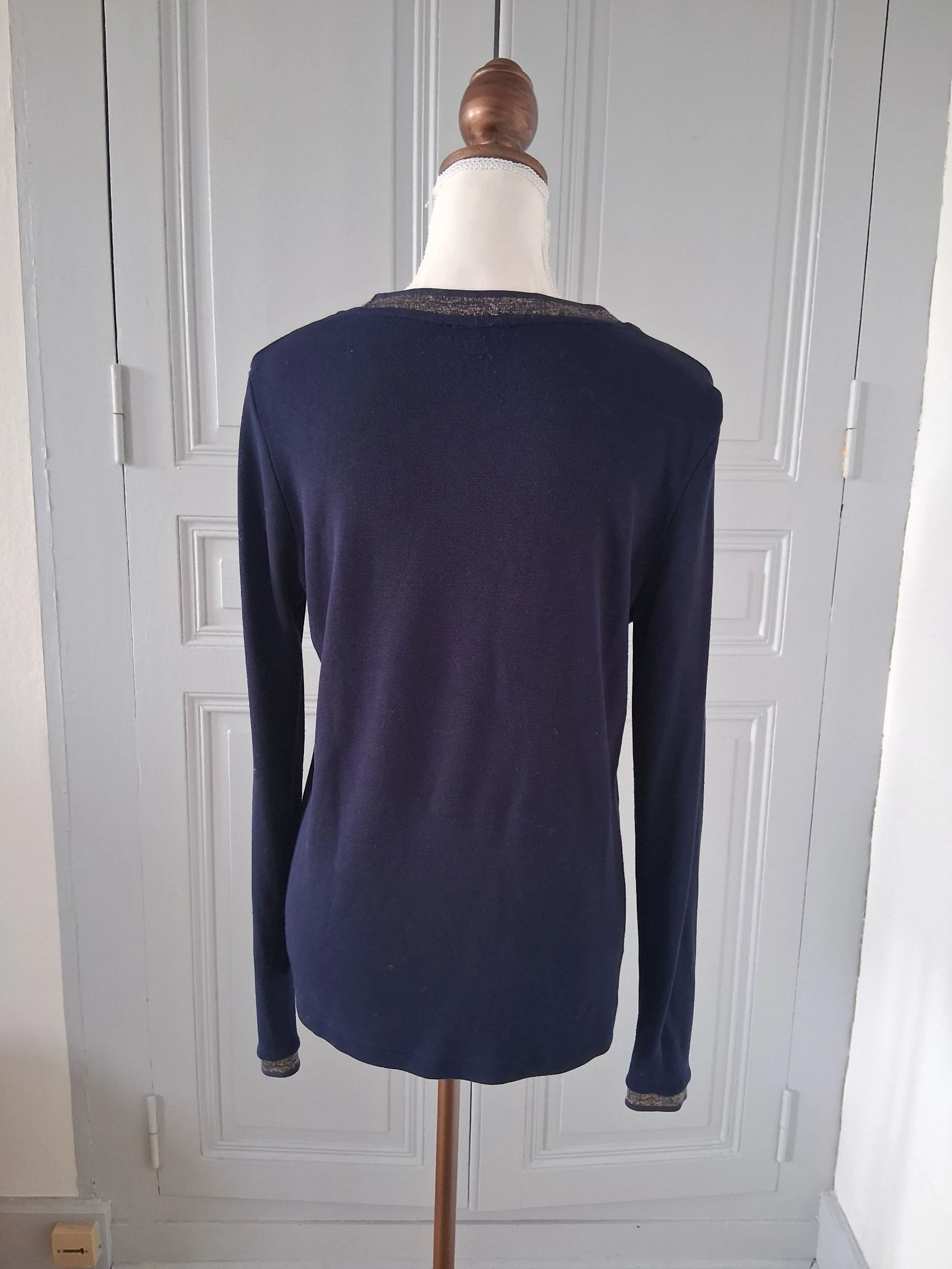 Blusa azul marino Bonobo – Estilo oversize y detalles dorados – Talla M – photo 5